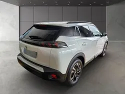 Branco Usado 2023 Peugeot e-2008 Allure SUV | € 23.900 (Bom preço)