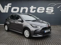 Cinza Usado 2022 Toyota Yaris Hybrid Comfort | € 21.980 (Preço elevado)