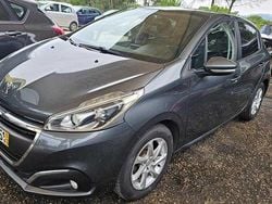 Verde Usado 2015 Peugeot 208 Citadino | € 6.500 (Bom preço)