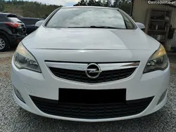 Branco Usado 2015 Opel Astra Selection Citadino | € 8.950 (Preço justo)