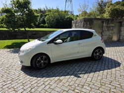 Branco Usado 2013 Peugeot 208 Citadino | € 7.900 (Preço justo)