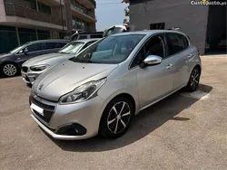 Cinza Usado 2017 Peugeot 208 Allure Citadino | € 10.600 (Preço justo)