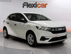 Branco Usado 2023 Dacia Sandero Essentiel Citadino | € 14.490 (Bom preço)