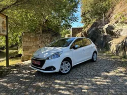 Branco Usado 2018 Peugeot 208 Style Citadino | € 10.990 (Preço justo)