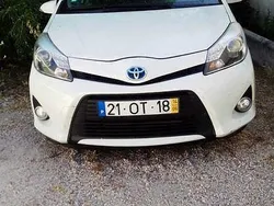 Usado 2014 Toyota Yaris Hybrid Luxury Sedan | € 12.800