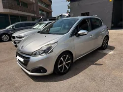 Cinzento Usado 2017 Peugeot 208 Allure Citadino | € 10.600 (Preço justo)