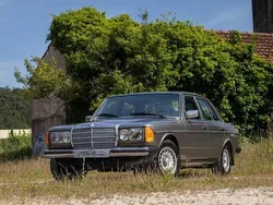 Cinzento Usado 1989 Mercedes 200 | € 3.900