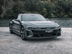 Cinzento Usado 2022 Audi e-tron GT quattro Sedan | € 73.000