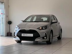 Cinza (pintura metalizada) Usado 2024 Toyota Yaris Comfort | € 24.750 (Preço justo)