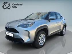 Cinza (pintura metalizada) Usado 2024 Toyota Yaris Comfort Sedan | € 26.500 (Preço elevado)