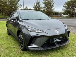 Cinzento Usado 2023 MG MG4 EV Citadino | € 23.500 (Preço justo)