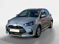 Cinza (pintura metalizada) Usado 2023 Toyota Yaris Comfort Sedan | € 18.250 (Preço justo)