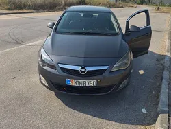 Usado 2010 Opel Astra Sedan | € 5.500 (Preço justo)
