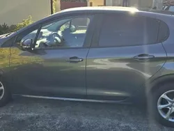 Cinzento Usado 2015 Peugeot 208 Allure Citadino | € 8.700 (Preço justo)
