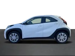 Branco (sólida) Usado 2023 Toyota Aygo X-play Citadino | € 16.750 (Preço justo)