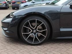 Cinza Usado 2023 Porsche Taycan Sedan | € 67.900 (Bom preço)