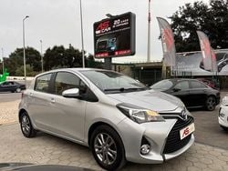 Cinza Usado 2015 Toyota Yaris Comfort Citadino | € 11.990 (Preço justo)