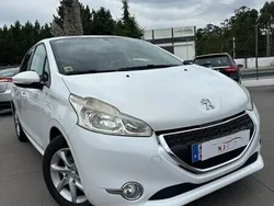 Branco Usado 2015 Peugeot 208 Style Citadino | € 8.500 (Preço justo)
