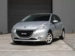 Cinzento Usado 2015 Peugeot 208 Citadino | € 9.600 (Preço justo)
