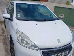 Usado 2013 Peugeot 208 Allure Citadino | € 6.500 (Bom preço)