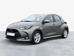 Bronze (pintura metalizada) Usado 2024 Toyota Yaris Comfort | € 24.750 (Bom preço)