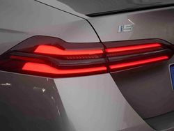 Cinzento Novo 2025 BMW i5 Shadowline Sedan | € 76.874 (Preço justo)