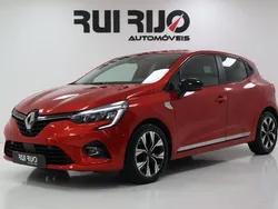 Vermelho (metalizado) Usado 2021 Renault Clio V LIMITED Citadino | € 16.990 (Preço justo)