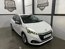 Branco Usado 2016 Peugeot 208 Style Citadino | € 8.900 (Preço justo)