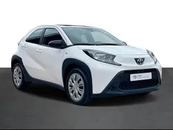 Branco (sólida) Usado 2023 Toyota Aygo X-play Citadino | € 16.750 (Preço justo)
