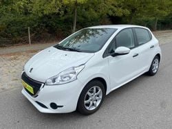 Branco Usado 2015 Peugeot 208 Citadino | € 9.500 (Preço justo)