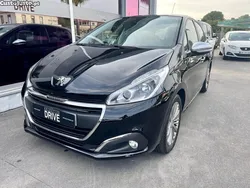 Preto Usado 2016 Peugeot 208 Style Citadino | € 9.900 (Preço justo)
