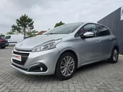 Cinza prata Usado 2017 Peugeot 208 Style Citadino | € 9.900 (Preço justo)