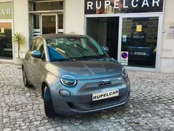 Cinzento Usado 2022 Fiat 500e Icon | € 17.400 (Preço justo)