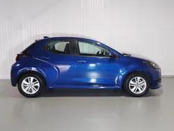 Azul (pintura metalizada) Usado 2022 Toyota Yaris Comfort Sedan | € 17.750 (Preço justo)
