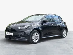 Preto (pintura metalizada) Usado 2023 Toyota Yaris Comfort Sedan | € 23.500 (Preço justo)