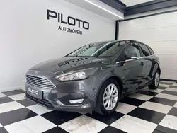 Cinzento Usado 2016 Ford Focus Titanium Sedan | € 11.990 (Preço justo)