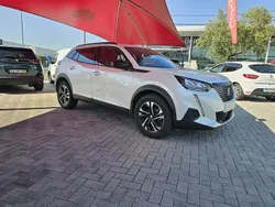Branco nacarado Usado 2023 Peugeot 2008 Allure SUV | € 21.000 (Preço justo)