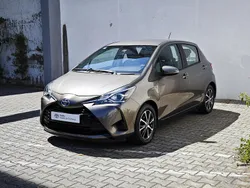 Bronze (pintura metalizada) Usado 2019 Toyota Yaris Comfort Sedan | € 17.900 (Preço justo)