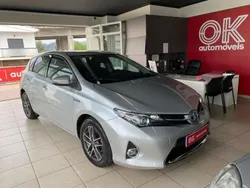 Cinzento Usado 2015 Toyota Auris Hybrid Comfort Citadino | € 13.990 (Preço justo)