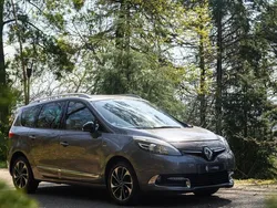 Cinza Usado 2015 Renault Scénic III Bose Edition Monovolume | € 10.750 (Preço justo)