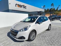 Branco Usado 2017 Peugeot 208 Allure Citadino | € 12.850 (Preço justo)
