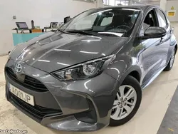 Cinza Usado 2022 Toyota Yaris Hybrid Plus | € 16.799 (Preço justo)