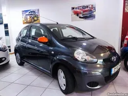 Cinza Usado 2011 Toyota Aygo Citadino | € 3.999 (Bom preço)