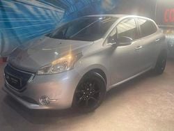 Cinza prata Usado 2013 Peugeot 208 Active Citadino | € 6.999 (Preço justo)