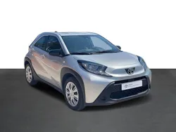 Cinza (pintura metalizada) Usado 2023 Toyota Aygo Play Citadino | € 17.500 (Preço justo)