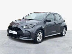 Cinza (pintura metalizada) Usado 2024 Toyota Yaris Comfort Sedan | € 24.750 (Preço justo)