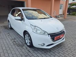 Branco Usado 2012 Peugeot 208 Active Citadino | € 9.500 (Preço justo)