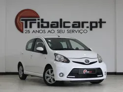 Branco Usado 2014 Toyota Aygo X-play Citadino | € 6.900 (Preço justo)