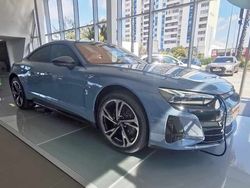 Cinzento Usado 2024 Audi e-tron GT quattro Sedan | € 114.900