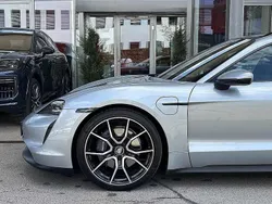 Cinza Usado 2024 Porsche Taycan Performance Package Sedan | € 79.900 (Bom preço)